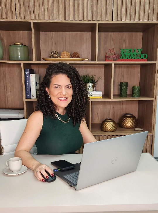 Kelly Araujo, nutricionista em Brasília, em seu consultório
